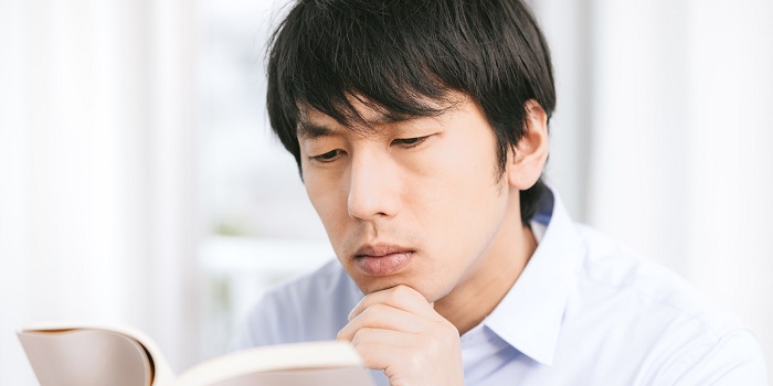 テキストを読む男性