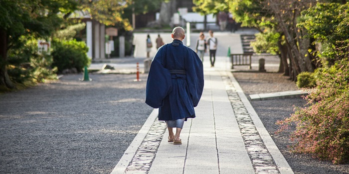 歩く僧侶