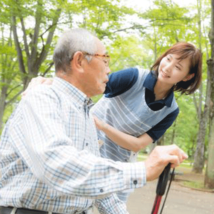 働きながら介護の資格を取得するには？土日・夜間を活用しながら最短で介護資格を取る方法