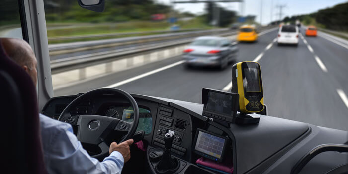 安全運転をするバスドライバー