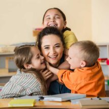 子供に囲まれる保育士